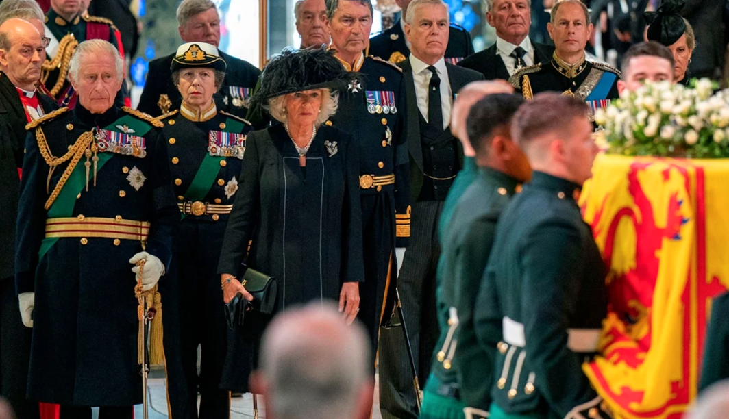 El rey Carlos III encabezó el cortejo fúnebre de la reina Isabel II en Edimburgo