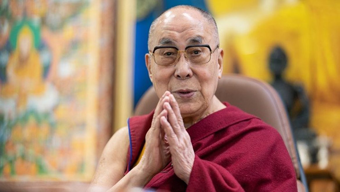 Dalai Lama se disculpó por video polémico donde besa a un niño