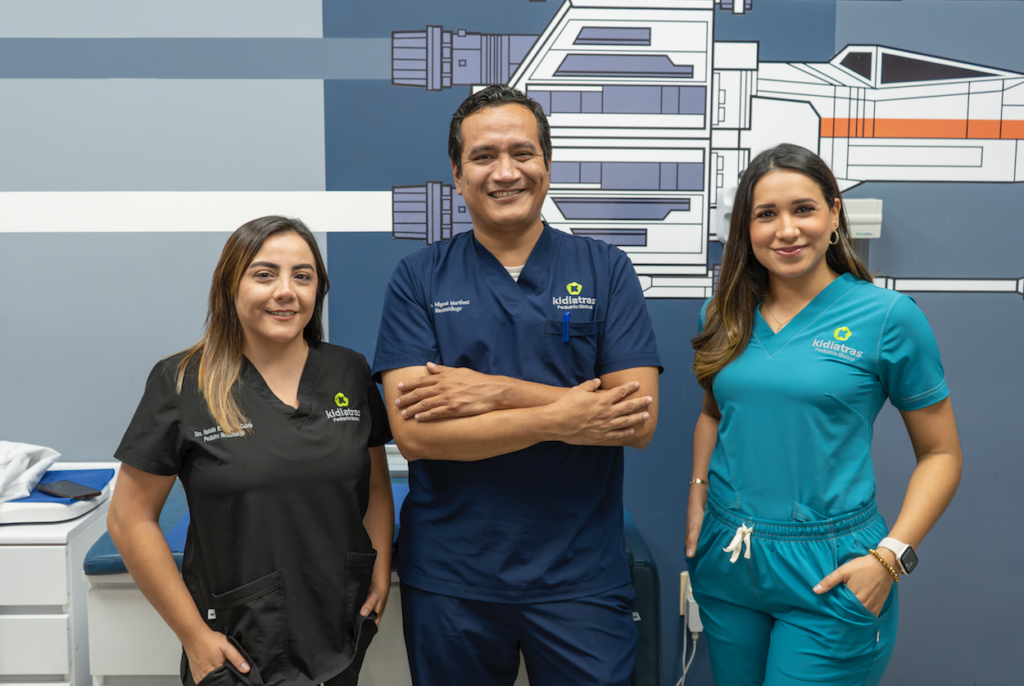 Dra. Natalia Jiménez Cubría, Dr. Miguel Ángel Martínez Hernández
y Dra. Rafaella Serrano Álvarez. Neonatólogos Certificados.