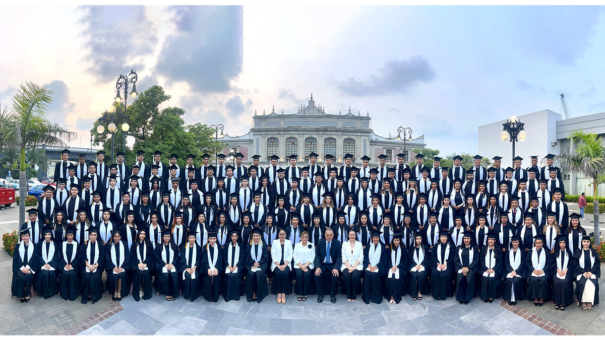 Toma de foto de generación 2022-2025 del Centro Universitario Las Américas de Veracruz
