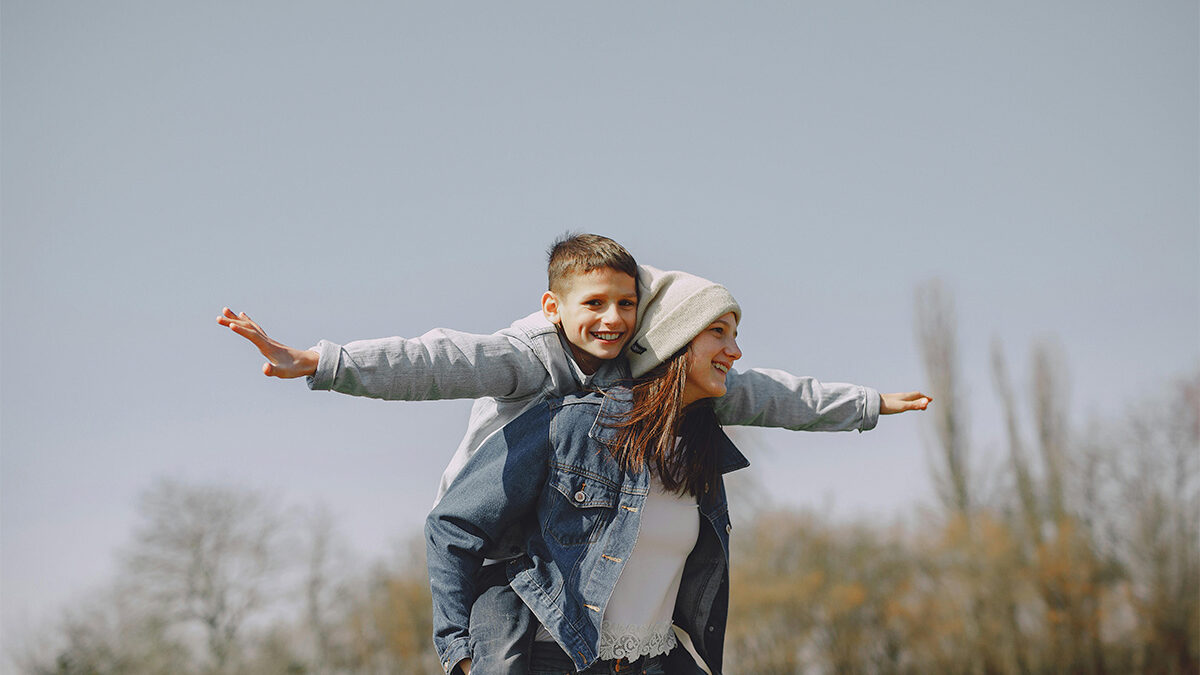 El amor de mamá siempre brilla en el corazón de un niño