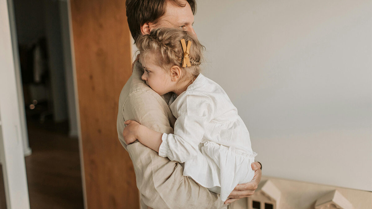 Papá, El Liderazgo que también se abraza ¿De que sirve estar en casa si emocionalmente nunca terminamos de llegar?